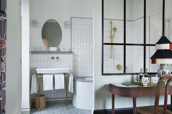Les salles de bains intègrent des matériaux précieux comme la faïence ou le terrazzo, des miroirs chinés, un coffret de senteurs aux fragrances exclusives…