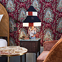 Le lieu raconte l’histoire d’Alexandre Dumas à travers des métissages d’influences, des salons à la française aux chinoiseries et laques en passant par les couleurs pourpres et chamarrées du style orientaliste.