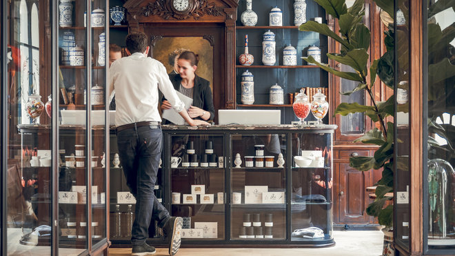 Le lobby a été aménagé comme une ancienne boutique d’apothicaire.