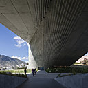 Centre Roberto Garza Sada Université de Monterrey (2012) situé dans le paysage montagneux du Nord-Est du Mexique. Cette structure monolithique et minimaliste de 6 étages sert de passerelle pour le campus et offre une vue imprenable sur la région.