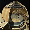 A gauche, Awaji-Yumebutai (1999) qui remodèle avec rigueur le paysage et les territoires à grande échelle. A droite, maquette de la Bourse du Commerce de Paris (2016), un projet en cours de réalisation qui dialogue avec l’histoire.