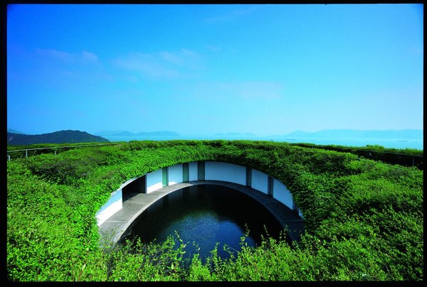 Sur l’île de Naoshima, la Benesse House Oval et Museum Naoshima (1995), un des projets qui proposent un paysage re-naturalisé avec une géométrie en rapport avec la topographie de l’île et ses contours.