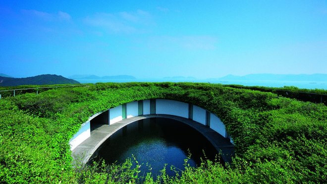 Sur l’île de Naoshima, la Benesse House Oval et Museum Naoshima (1995), un des projets qui proposent un paysage re-naturalisé avec une géométrie en rapport avec la topographie de l’île et ses contours.