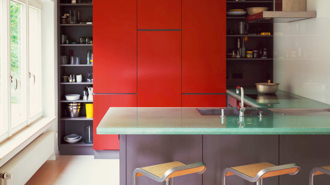 Dans une cuisine, plan de travail en Magna GlasKeramik®, coloris jade, finition polie (épaisseur 40 mm).