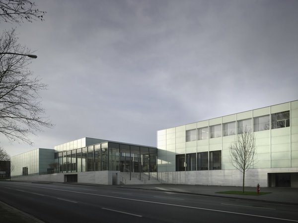 A Essen, musée Folkwang avec façade en panneaux Magna GlasKeramik®, coloris Cream White (sur commande), patiné avec une épaisseur de 20 mm (épaisseur minimale de 15 mm et maximale de 45 mm sur demande)