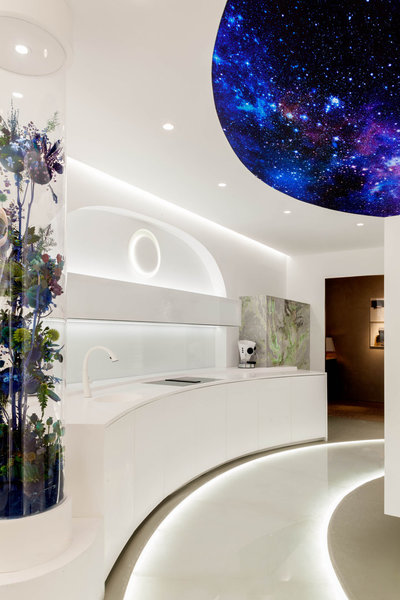 Dalle de sol à Casa Decor 2018 (Madrid) en Magna GlasKeramik®, coloris Ice Nugget poli. Design José Hernandes.