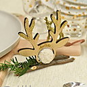 Présente pour la première fois sur le salon l’enseigne Zodio scénographie le village de Noël, comme ici une table de fête avec des ronds de serviette dorés.