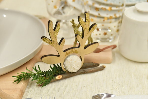 Présente pour la première fois sur le salon l’enseigne Zodio scénographie le village de Noël, comme ici une table de fête avec des ronds de serviette dorés.