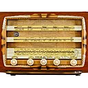 Radio Bluetooth vintage, marque Sonneclair Superlux, datant de 1953, restaurée et adaptée aux technologies d’aujourd’hui. Charlestine, 1 150 €.