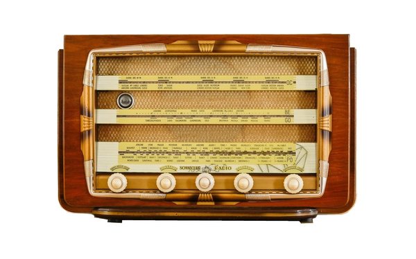 Radio Bluetooth vintage, marque Sonneclair Superlux, datant de 1953, restaurée et adaptée aux technologies d’aujourd’hui. Charlestine, 1 150 €.