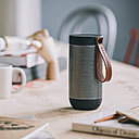 Seulement 15 x 7 cm pour ce haut-parleur Bluetooth, décliné en 9 couleurs pour se fondre dans le décor. Il est équipé de la fonction True Wireless Stéréo pour obtenir un son à 360° grâce à deux haut-parleurs qui fonctionnent simultanément. Jusqu’à 20 heures d’écoute. Modèle aFunk, 120 €, Kreafunk chez Fleux.