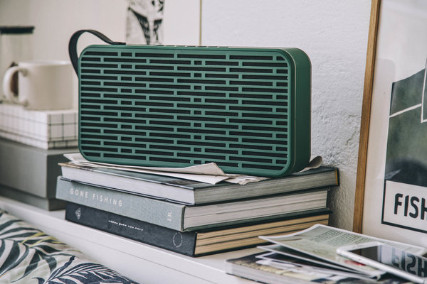 Une allure de transistor pour ce haut-parleur Bluetooth avec 20 heures d’autonomie qui peut offrir un son stéréo en binôme. Dimensions : 16 x 32 x 6 cm. Modèle aSound, 269 €, Kreafunk chez Made in design.