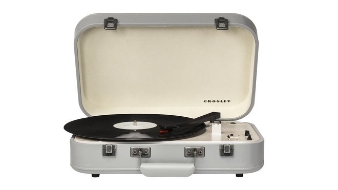 Façon années 1950, platine néo-vintage pour vinyles reprenant les modèles de tourne-disques nomades dans une valise. En bois revêtu d’un simili cuir, couvercle avec intérieur en feutre. Tête de lecture avec diamant NP6 pour son limpide. Platine Coupe avec 3 vitesses de lecture pour les 33, 45 et 78 tours. Intégrant la technologie Bluetooth pour écouter la playlist de votre smarphone, tablette ou ordinateur. Dimensions : 39 x 28,8 x 10,7 cm. Coloris bleu ou blanc. Crosley, 100 € chez Made in design.