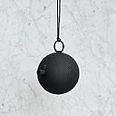 Enceinte Bluetooth rechargeable en plastique ABS et métal. Diamètre :  10 cm. 3 finitions disponibles. Modèle Balle, collection S.A.L.T. (Sound And light Tools), 69 €, création José Lévy pour Lexon.