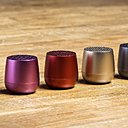 5 des teintes recouvrant ce mini haut-parleur décliné dans 10 coloris métallisés et irisés comme un objet précieux. En aluminium et plastique ABS. Dimensions : 3,2 x 3,7 cm. Modèle Mino, 37 €, création Manuela Simonelli et Andrea Quaglio pour Lexon.