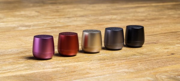 5 des teintes recouvrant ce mini haut-parleur décliné dans 10 coloris métallisés et irisés comme un objet précieux. En aluminium et plastique ABS. Dimensions : 3,2 x 3,7 cm. Modèle Mino, 37 €, création Manuela Simonelli et Andrea Quaglio pour Lexon.