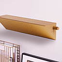 Accrochée à l’horizontale ou à la verticale dans l’angle d’un mur, cette enceinte Bluetooth se fait discrète. Dimensions : 45 x 14,4 x 7,4 cm, modèle Prisme long, collection S.A.L.T. (Sound And light Tools), 139 €, création José Lévy pour Lexon.