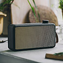 A la fois radio FM traditionnelle avec nouveau signal DAB (avec 64 stations préréglées) et haut-parleur Bluetooth, pour une écoute à l’ancienne ou numérique, cet appareil vous permet de profiter de vos playlists préférées en le connectant à votre smartphone. Autonomie de 10 heures. Dimensions : 11 x 19 x 16 cm. Modèle tRadio, 135 €, Kreafunk.