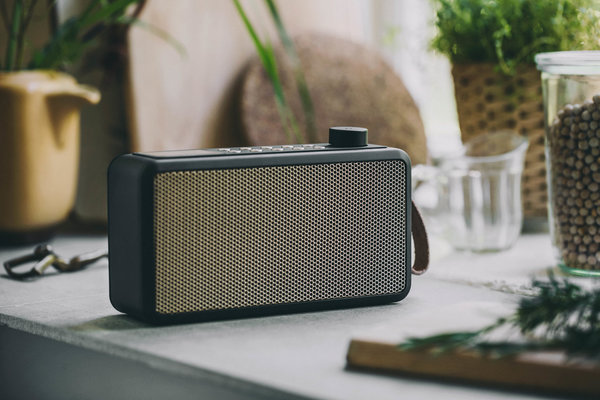 A la fois radio FM traditionnelle avec nouveau signal DAB (avec 64 stations préréglées) et haut-parleur Bluetooth, pour une écoute à l’ancienne ou numérique, cet appareil vous permet de profiter de vos playlists préférées en le connectant à votre smartphone. Autonomie de 10 heures. Dimensions : 11 x 19 x 16 cm. Modèle tRadio, 135 €, Kreafunk.