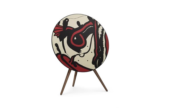 Réédition en 5 exemplaires de l’enceinte Beoplay A9 sans fil avec l’œuvre de David Lynch « Paris Suite ». Dimensions : 70,1 x 90,8 x 41,5 cm. Prix sur demande, chez Bang @ Olufsen.