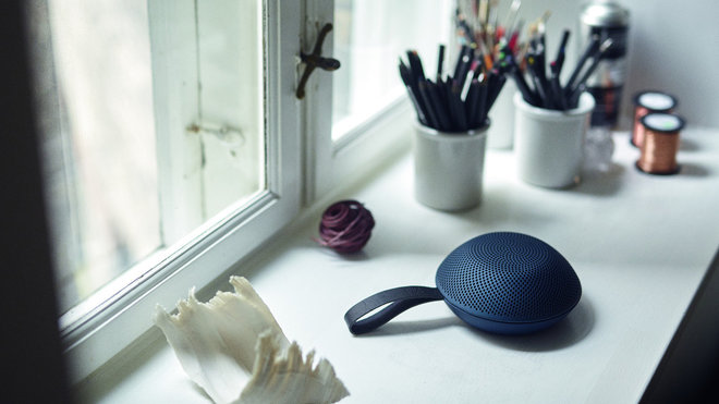 Petit cocon de son, enceinte portable Bluetooth en aluminium anodisé. 3 finitions disponibles dont une avec un textile Kvadrat. Dimensions : 6,5 x 13,9 cm. Modèle Reykjavik, 199 €, création Vifa.