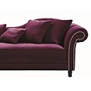 Relax. Romantique à souhait cette méridienne en velours lisse couleur aubergine prend place au salon. Scala, 599 € Maisons du Monde.