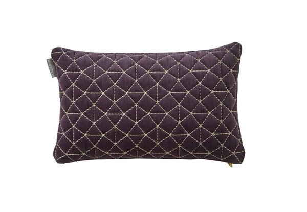 Chic. En petite touche sur un canapé ou un fauteuil, du velours surpiqué. Coussin Tristan, 28 x4 7 cm, 49 €, Madura.