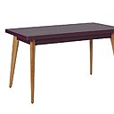 Polyvalente. Aussi pratique et belle à l’intérieur qu’à l’extérieur. Table outdoor 55, pieds en bois, existe en 4 dimensions, 899 €, Tolix.