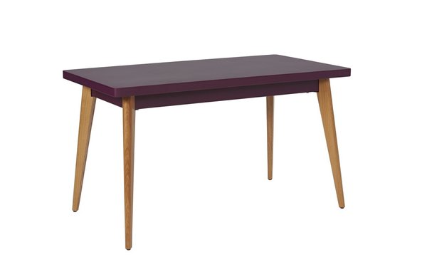 Polyvalente. Aussi pratique et belle à l’intérieur qu’à l’extérieur. Table outdoor 55, pieds en bois, existe en 4 dimensions, 899 €, Tolix.
