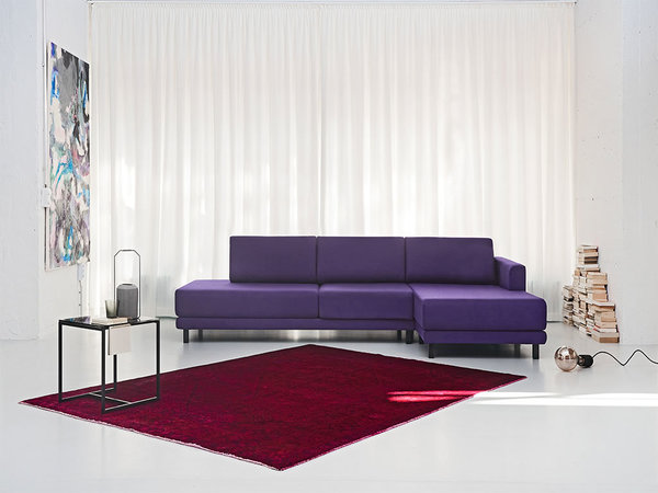 A la carte. De nombreuses configurations sont possibles pour composer le canapé qui nous ressemble. On choisit tous les détails, des finitions, jusqu’aux pieds. Canapé d’angle, prix sur demande selon la composition, MYCS.