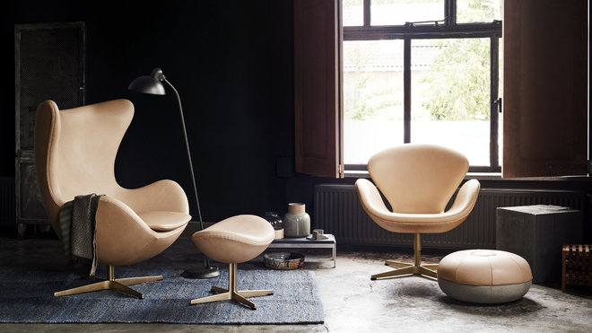 Le coloris rose tendre spécial anniversaire 60 ans met en valeur les courbes généreuses des fauteuils Egg et Swan.