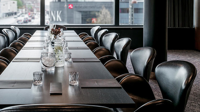 L’une des salles de réunion rénovée dans l’esprit de l’hôtel des années 60, avec le fauteuil Swan version cuir.