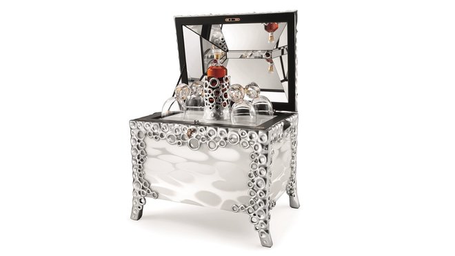 Coffret Beauté du Siècle en fonte d’aluminium, bronze, bois, marqueterie, vitrail et verres en cristal soufflé à la bouche, création Jean-Michel Othoniel en 2007 pour la Société Jas Hennessy & Co.