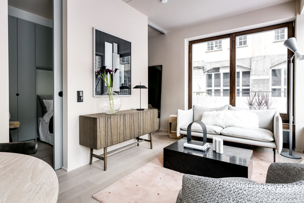 Les portes coulissantes permettent d’isoler la chambre mitoyenne. De part et d’autre de la cloison, deux passages étroits toute hauteur préservent son intimité.