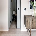 Les aménagements astucieux sont au service d’une atmosphère discrète et harmonieuse : rangements, portes coulissantes sont conçus de manière à se faire oublier.