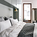 Sobre et fonctionnelle, comme une chambre d’hôtel, l’ambiance tout en camaïeu de tons gris est propice à la détente.