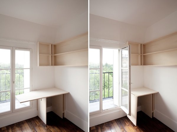 Le mobilier joue avec l’espace avec un plan de travail rabattable pour ce coin bureau qui n’encombre pas l’espace lorsqu’il n’est pas utilisé.