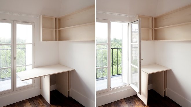 Le mobilier joue avec l’espace avec un plan de travail rabattable pour ce coin bureau qui n’encombre pas l’espace lorsqu’il n’est pas utilisé.