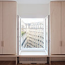 Du mobilier sur mesure a été intégré aux soupentes. Il rehausse ainsi fenêtres et balcons tout en laissant s’attarder le regard sur le paysage urbain. La fenêtre est ainsi encadrée de manière différenciée suivant l’usage de la pièce et de son orientation, côté rue ou cour.