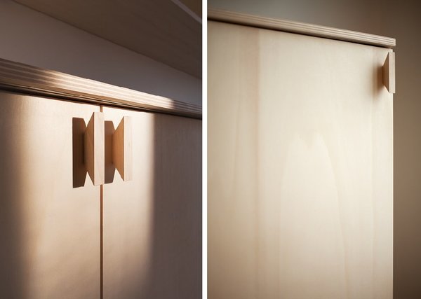 Un soin particulier a été apporté aux détails qui viennent peaufiner avec sobriété la cohérence de l’ensemble des meubles. Plinthes et poignées ont été réalisées sur mesure, ces dernières suivant des variations d’échelle.