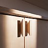 Un soin particulier a été apporté aux détails qui viennent peaufiner avec sobriété la cohérence de l’ensemble des meubles. Plinthes et poignées ont été réalisées sur mesure, ces dernières suivant des variations d’échelle.