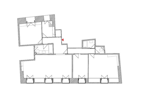 Plan avant les travaux : un patchwork de petites cellules (anciens espaces communs) qui relient des chambres de bonne de surfaces orientées côté rue et cour. Seul atout, les fenêtres qui apportent de la lumière mais pas de double exposition réelle ni de côté traversant. La circulation de la lumière est entravée par la partie centrale.