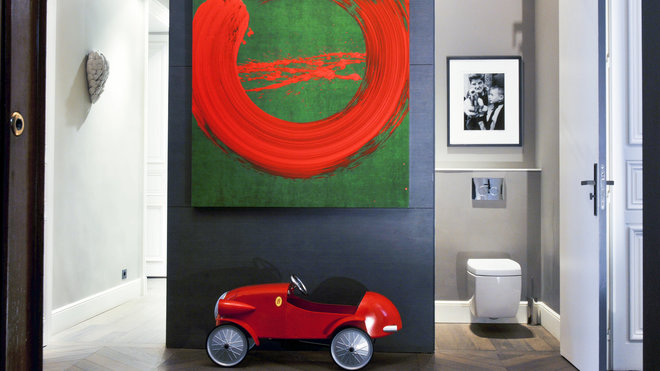 Dans l’entrée, un coin toilette et l’accès direct à la suite parentale. Tableau de Fabienne Verdier intitulé « The Gorgeous Daily ».