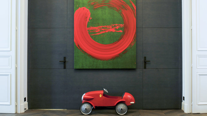 Dans l’entrée, les portes cachent, à gauche, un dégagement vers la suite parentale et, à droite, un coin toilettes.