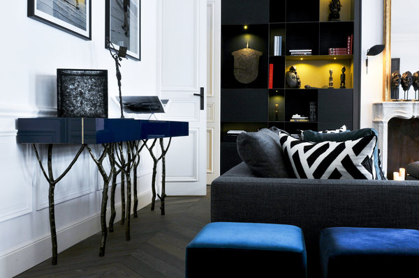 Dans le salon, console avec plateau laqué et piètement en laiton moulé, modèle Figuier, création Ginger and Jagger.