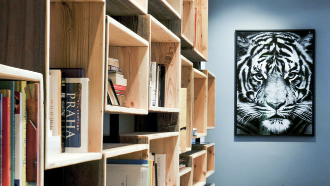 Dans le couloir, la bibliothèque modulable a été composée à partir de casiers individuels (L’Atelier en ville). Fusain de Robert Longo et suspension lumineuse de Tom Dixon. Tapis Nanimarquina.