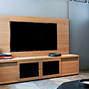 Meuble TV intégrant l’écran en chêne griffé réalisé sur mesure. Fauteuil à bascule façon rocking-chair dessiné par India Mahdavi. Table basse, Caravane.