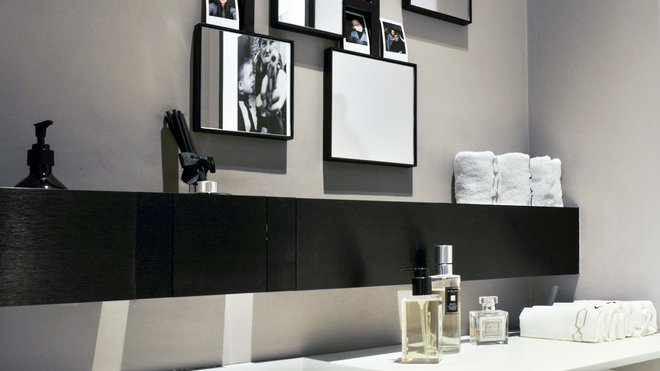 Dans les WC, ensemble petite étagère et robinet, Alape. Miroirs de Garouste et Bonetti, (galerie En attendant Les Barbares).