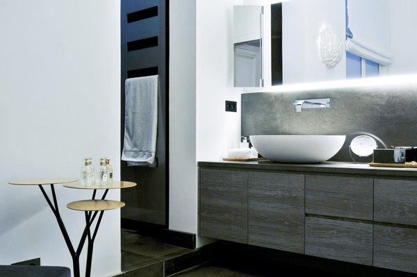 Dans la salle de bains de la suite parentale, console à trois plateaux d’Eric Robin (Galerie En Attendant Les Barbares).