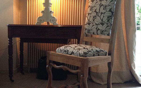 Louis XIII en chaise et en os. Car restaurer une chaise c'est simple avec Naked chairs!